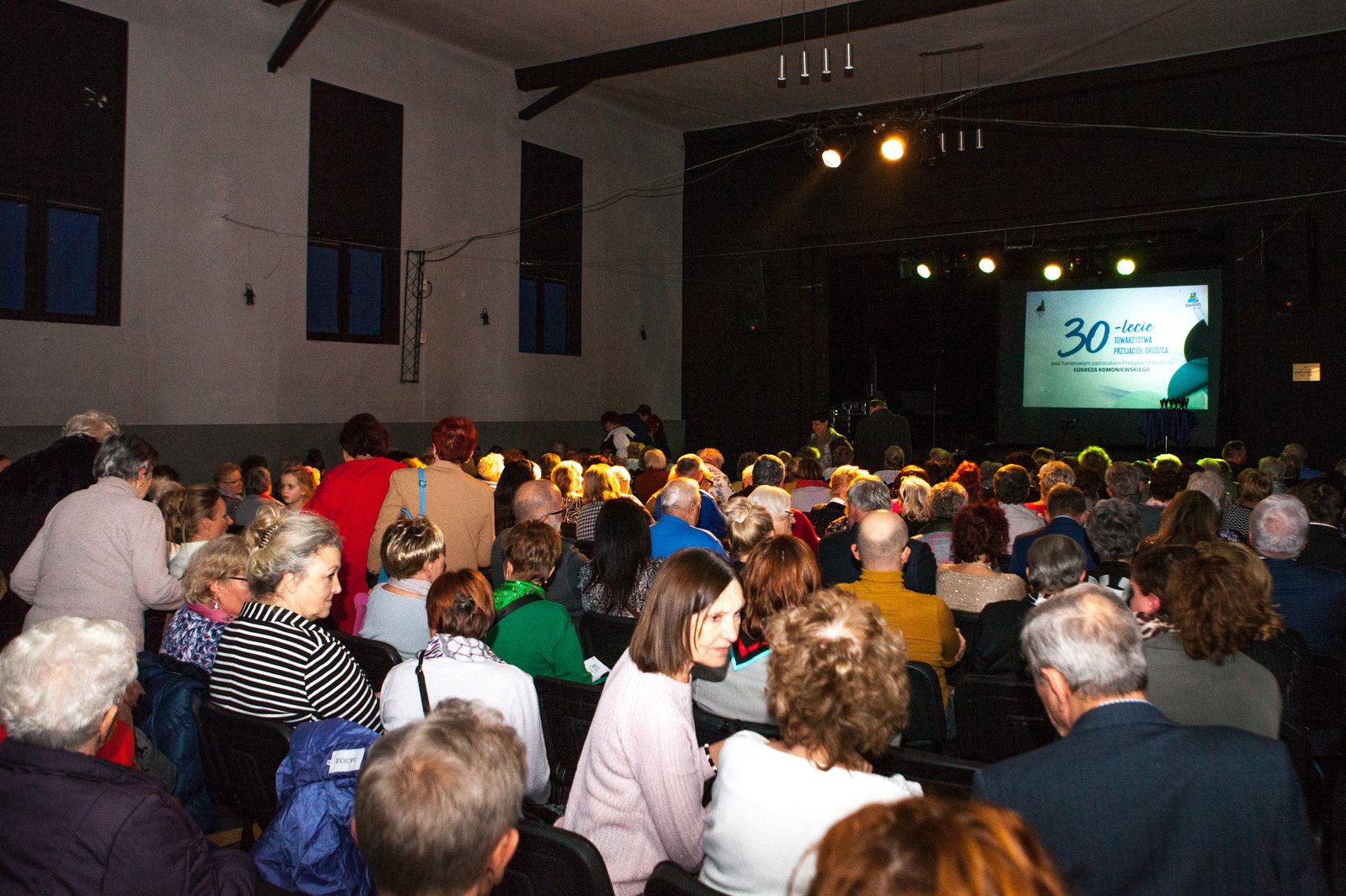 Publiczność podczas jubileuszu 30-lecia Towarzystwa Przyjaciół Grodźca